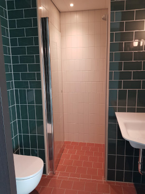 Olympic Hotel Amsterdam bathroom door standard room
